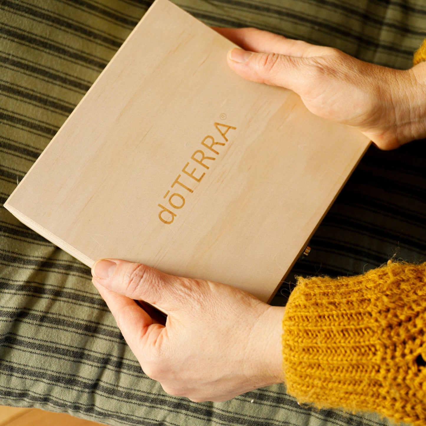 Holzbox mit eingraviertem dōTERRA-Logo