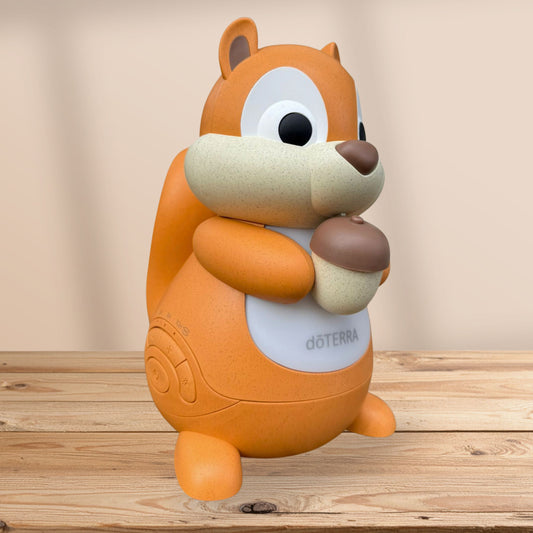 Seitliche Ansicht des dōTERRA Chipmunk Diffusers – niedlicher, orange-beiger Aroma-Diffuser in Form eines Eichhörnchens, perfekt für ätherische Öle im Kinderzimmer.