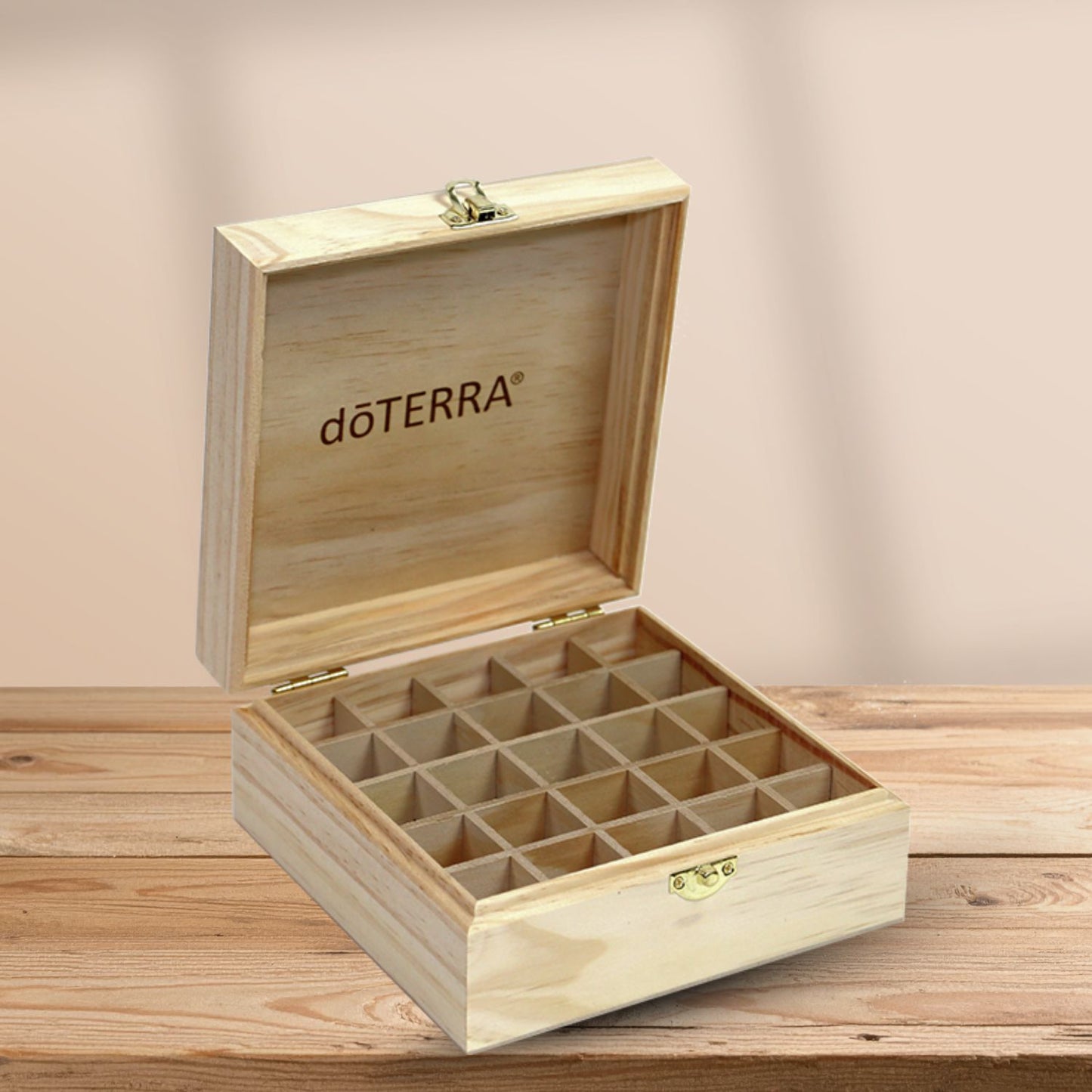 Holzbox mit eingraviertem dōTERRA-Logo