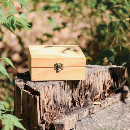 Holzbox mit eingraviertem dōTERRA-Logo