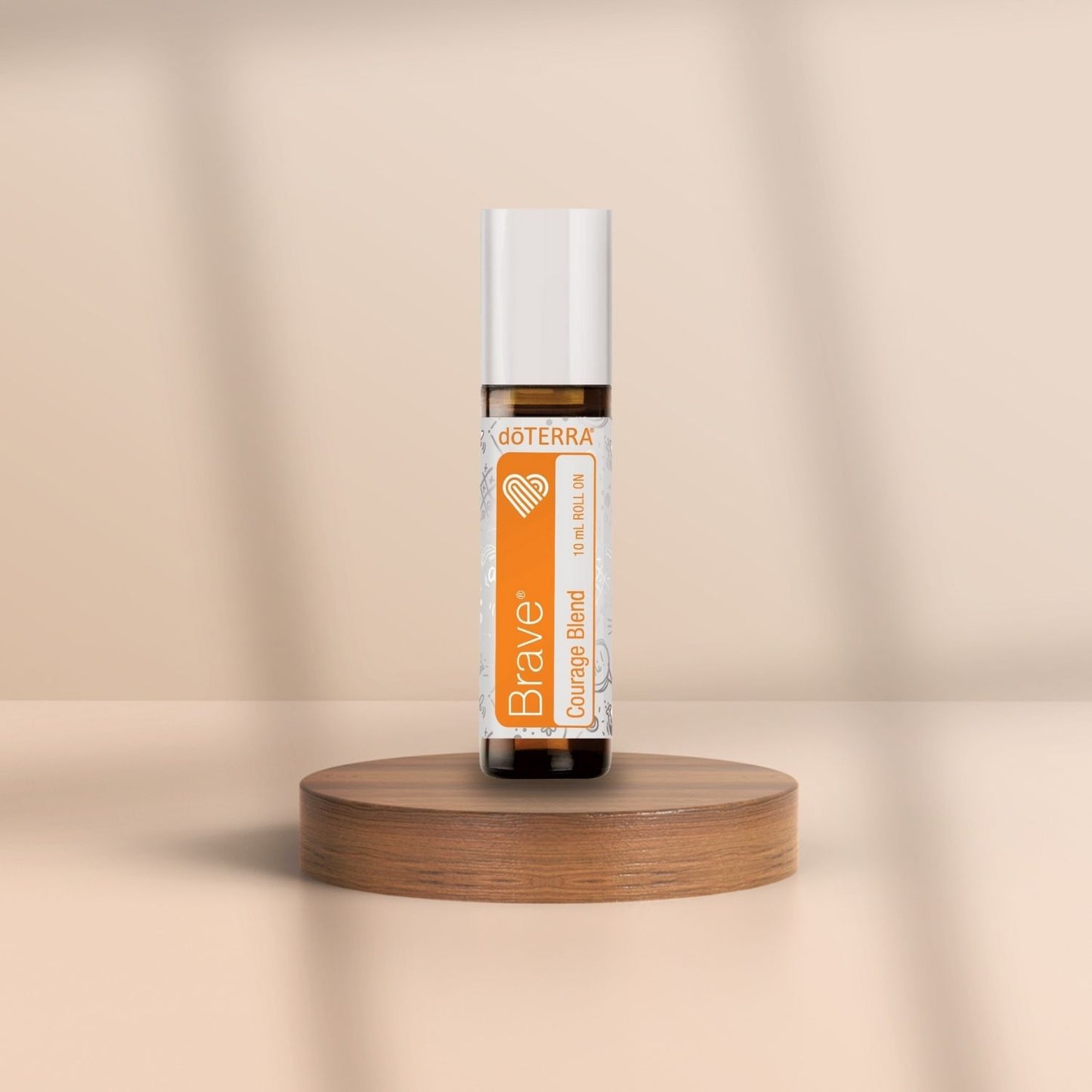 Brave™ Roll-On 10 ml auf Holzpodest – ätherische Öl-Mischung der Kids Collection, stärkt Mut, Selbstvertrauen und innere Ruhe.