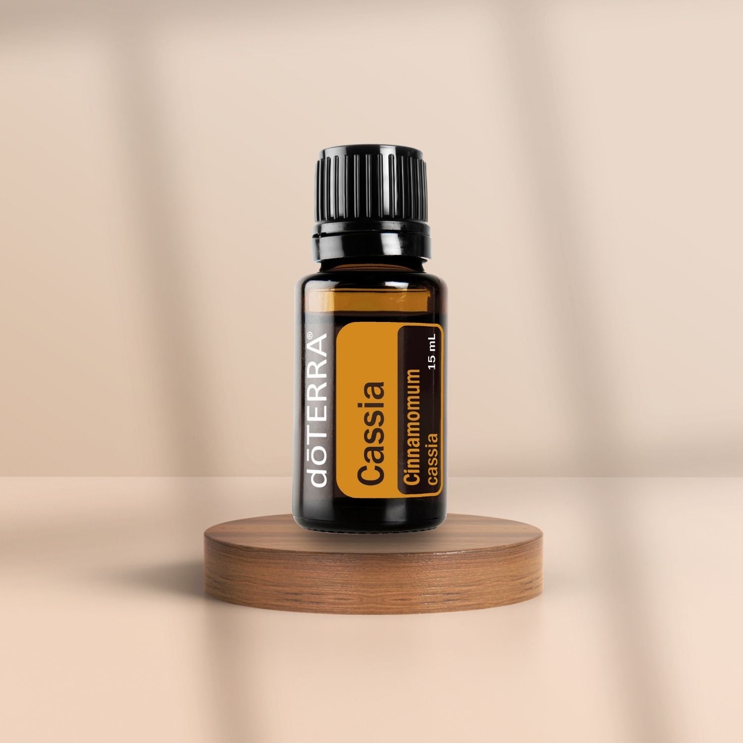 Cassia 15 ml Flasche auf Holzpodest – ätherisches Öl mit warmem, würzigem Aroma, verwandt mit Zimt, ideal für Duft- und Küchenanwendungen.