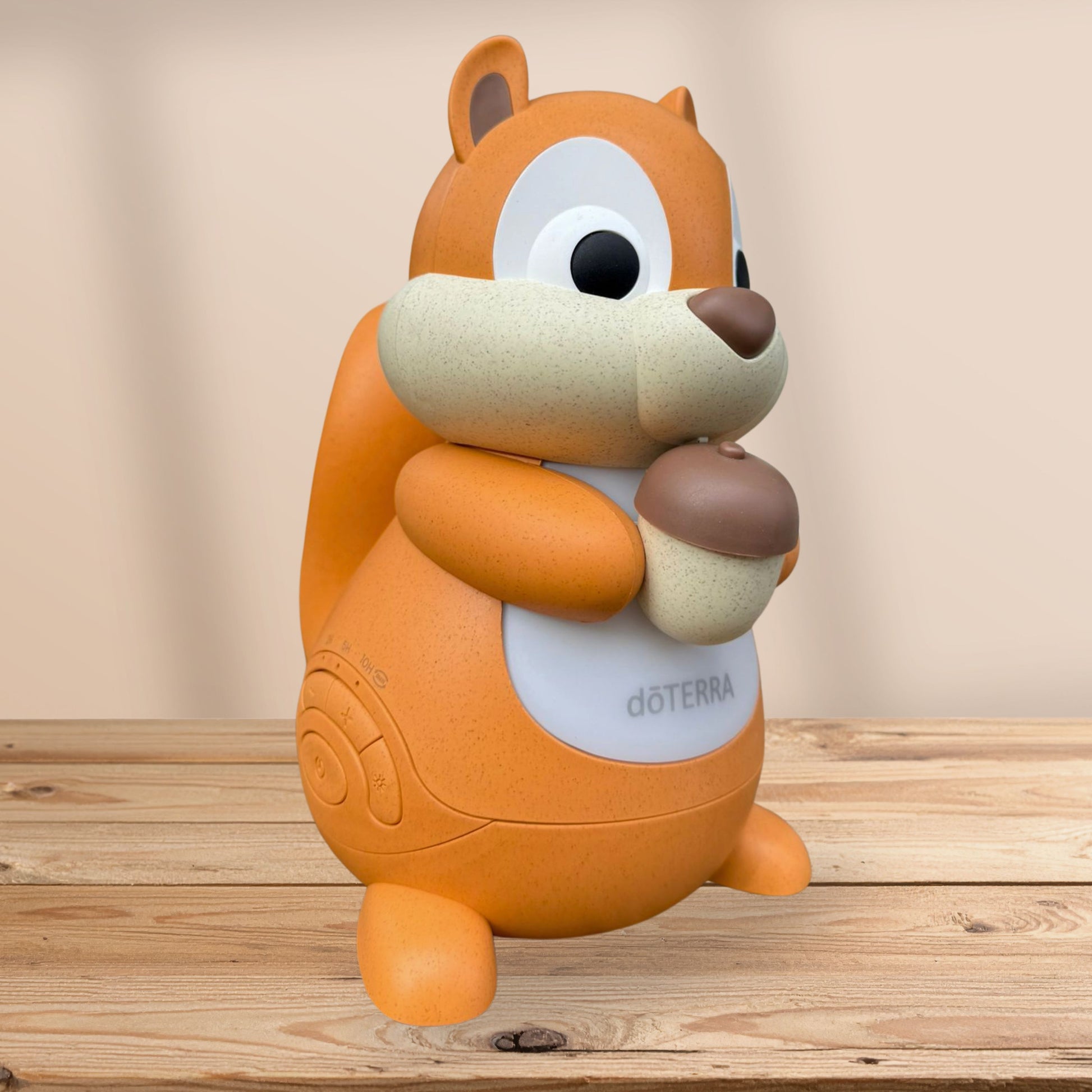 Seitliche Ansicht des dōTERRA Chipmunk Diffusers – niedlicher, orange-beiger Aroma-Diffuser in Form eines Eichhörnchens, perfekt für ätherische Öle im Kinderzimmer.