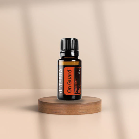 doTERRA On Guard Schutzöl – 15 ml Flasche auf Holzpodest vor beigem Hintergrund