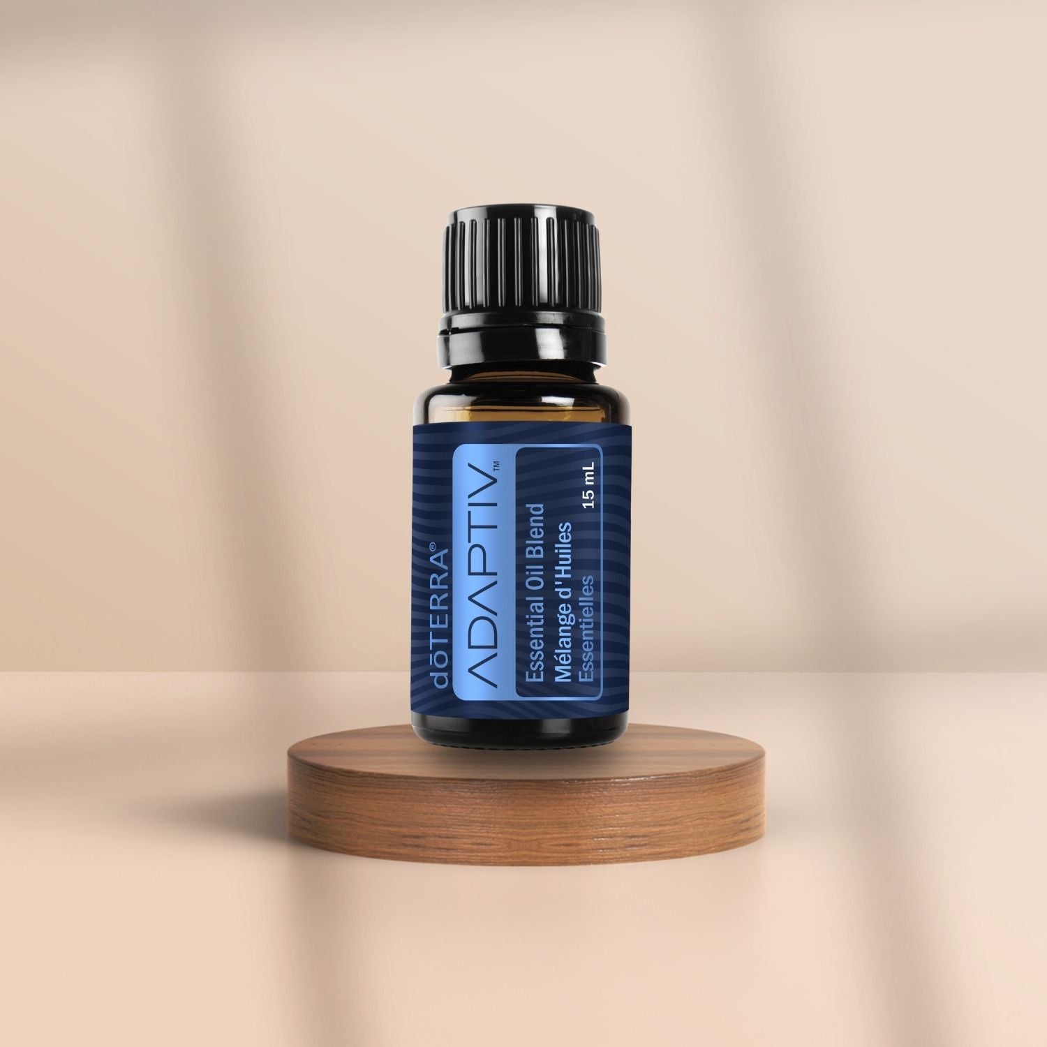 Braunglasflasche dōTERRA Adaptiv™ 15 ml auf Holzpodest – ätherische Öl-Mischung für emotionale Balance, Fokus und Entspannung.