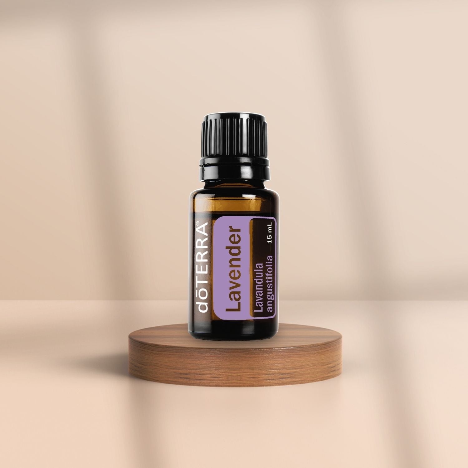 doTERRA Lavendelöl 15 ml – Lavandula angustifolia in Braunglasflasche auf Holzpodest.