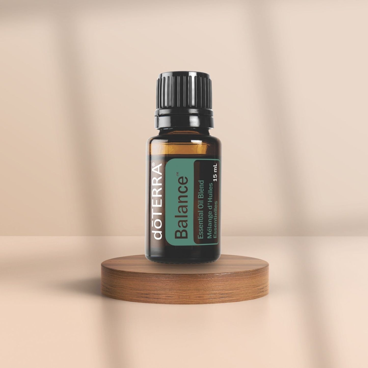 doTERRA Balance ätherisches Öl 15 ml – harmonisierende Mischung für Ruhe & innere Ausgeglichenheit, Produktflasche auf Holzpodest