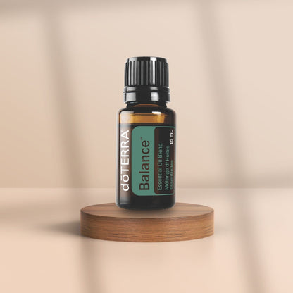 doTERRA Balance ätherisches Öl 15 ml – harmonisierende Mischung für Ruhe & innere Ausgeglichenheit, Produktflasche auf Holzpodest