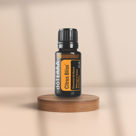 doTERRA Citrus Bliss ätherische Ölmischung 15 ml – stimmungsaufhellend und belebend, Produkt auf Holzpodest mit neutralem Hintergrund