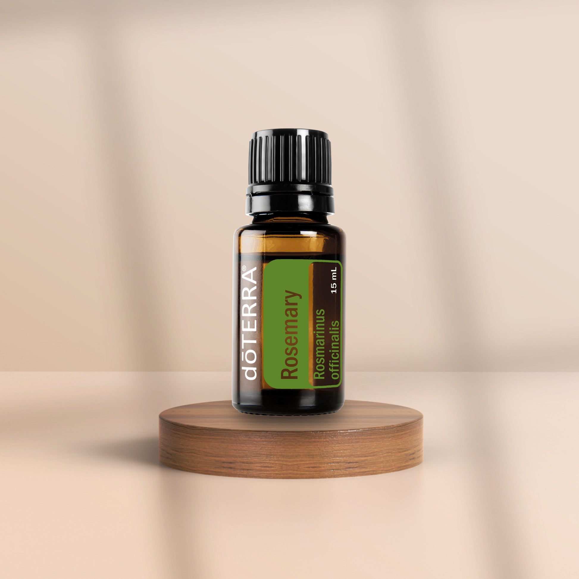 doTERRA Rosmarin ätherisches Öl 15 ml – aktivierend und klärend, auf Holzpodest mit neutralem Hintergrund
