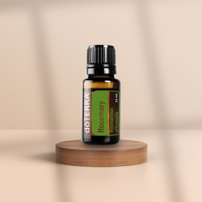 doTERRA Rosmarin ätherisches Öl 15 ml – aktivierend und klärend, auf Holzpodest mit neutralem Hintergrund