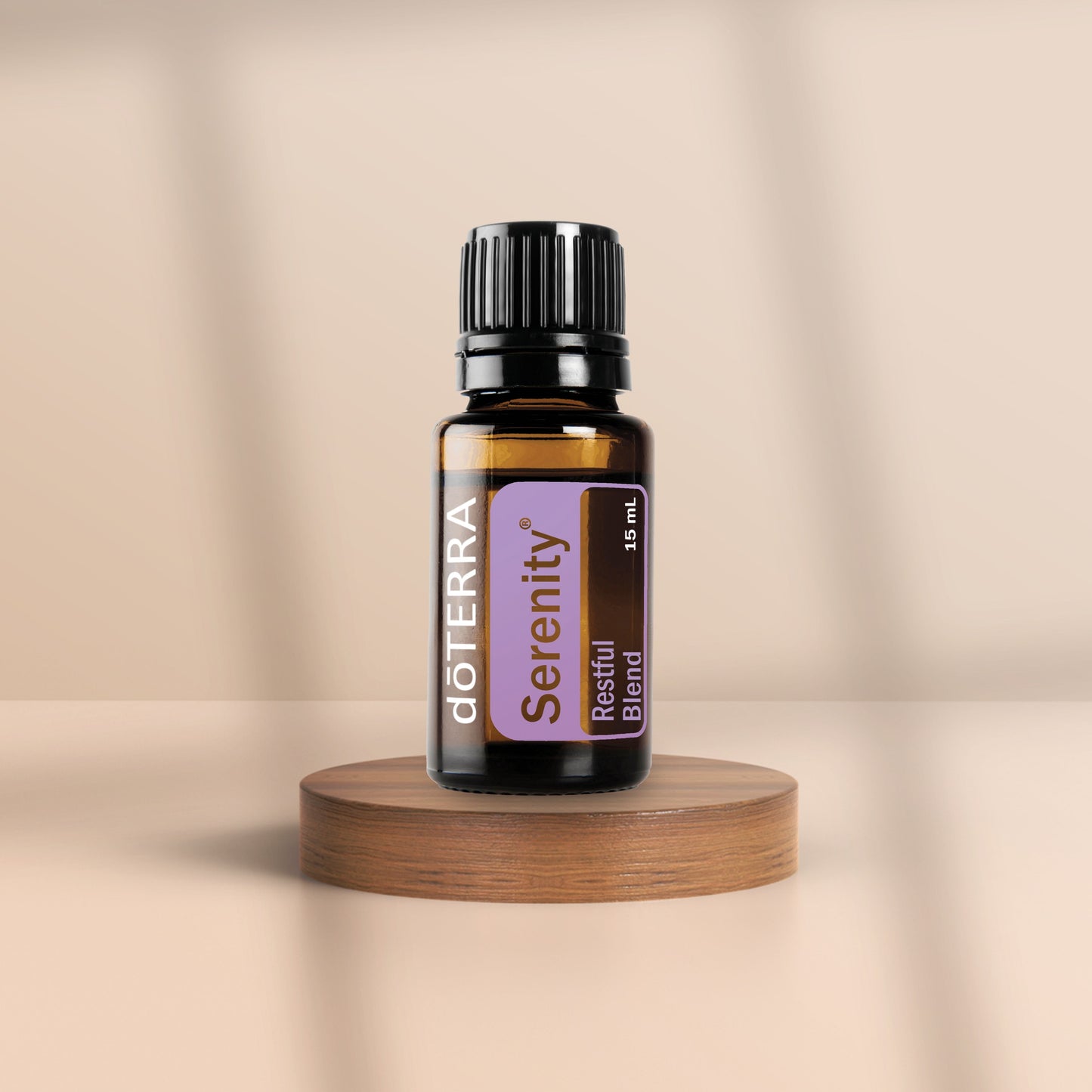 doTERRA Serenity Ölflasche 15 ml – ätherische Ölmischung zur Entspannung auf Holzpodest vor neutralem Hintergrund