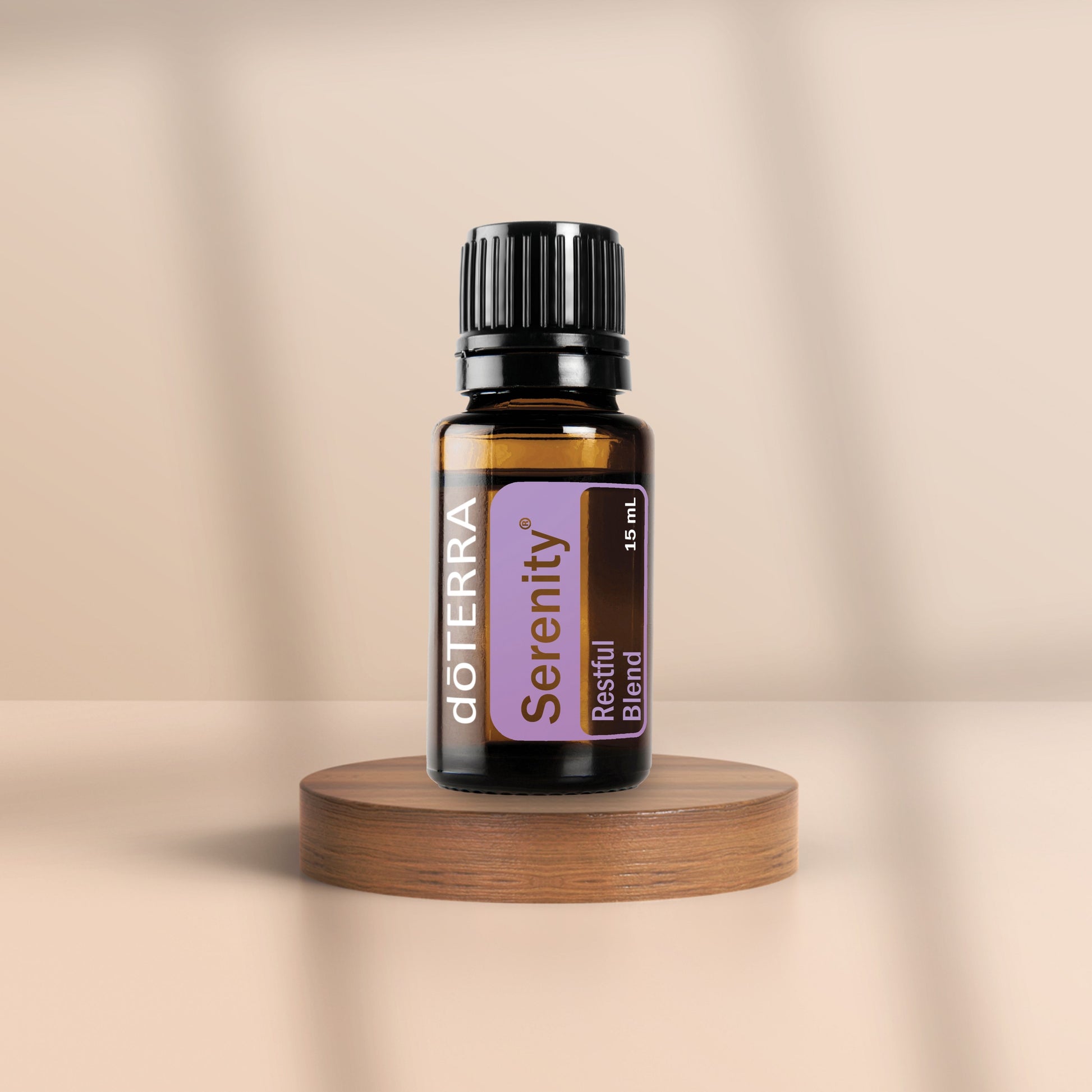 doTERRA Serenity Ölflasche 15 ml – ätherische Ölmischung zur Entspannung auf Holzpodest vor neutralem Hintergrund